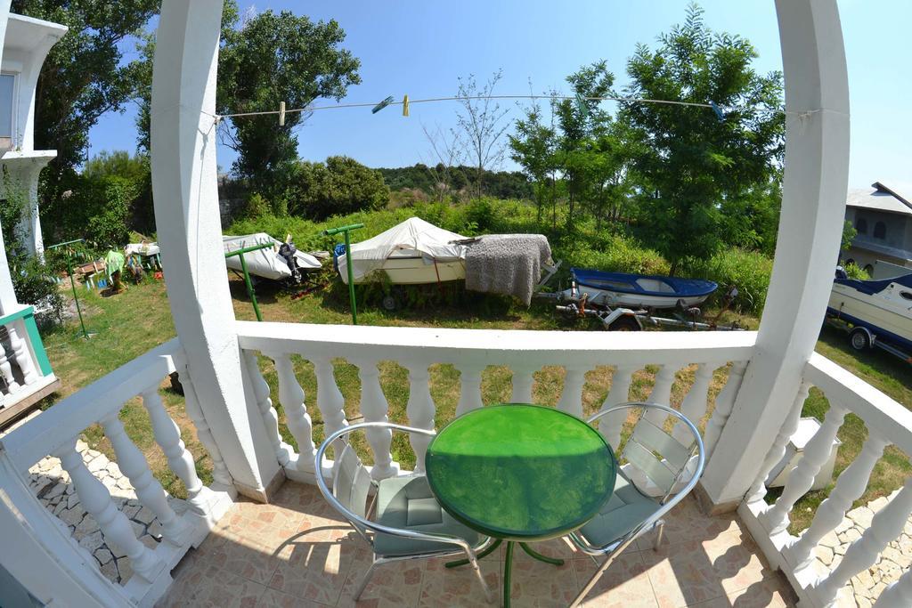 Apartmani Jenny I Tania Lopar Exterior photo